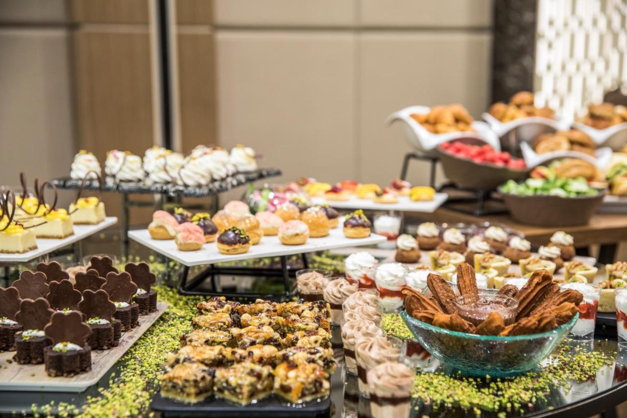 Clarion Hotel Golden Horn Istanbul Bagian luar foto A dessert buffet
