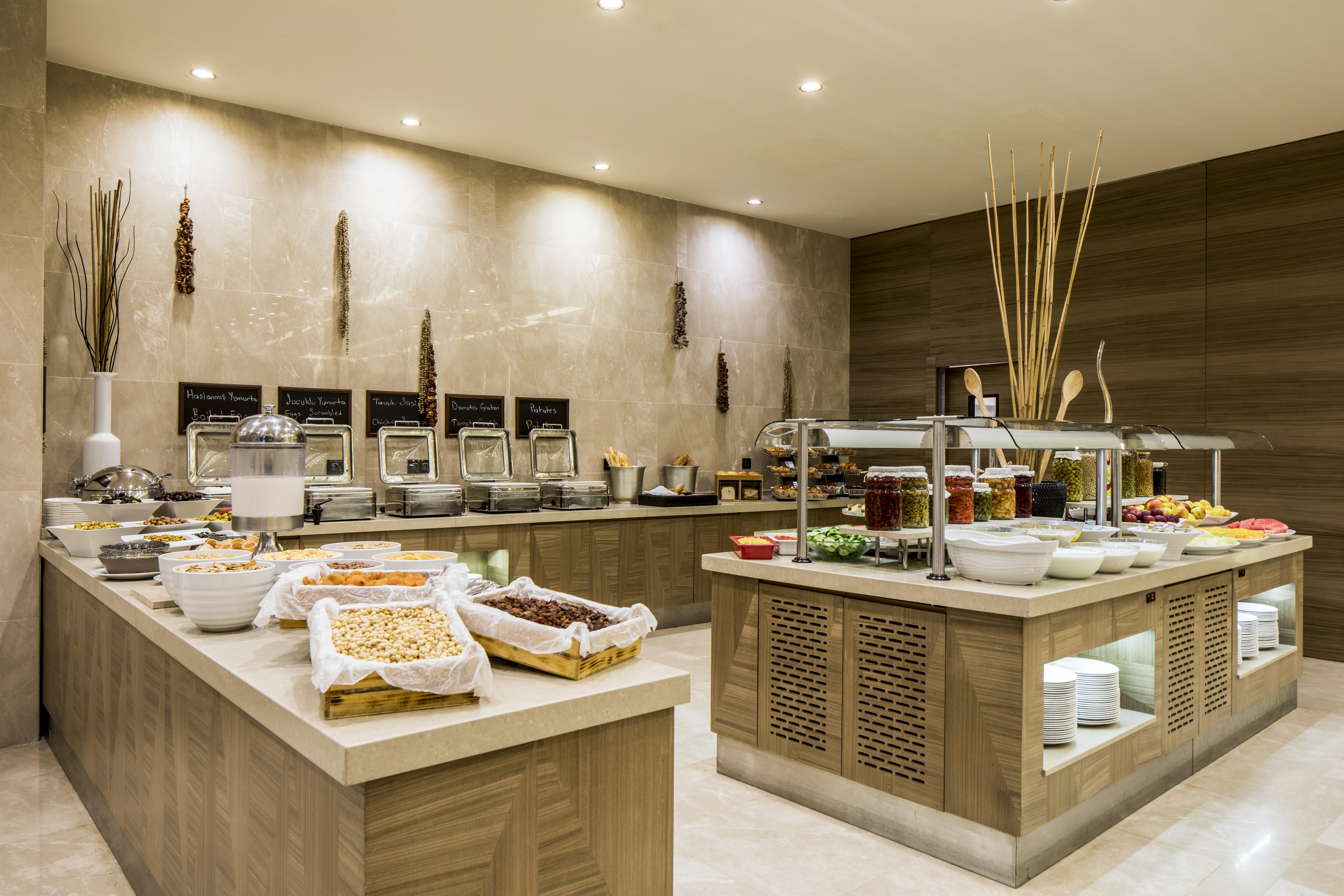 Clarion Hotel Golden Horn Istanbul Bagian luar foto The buffet at the hotel