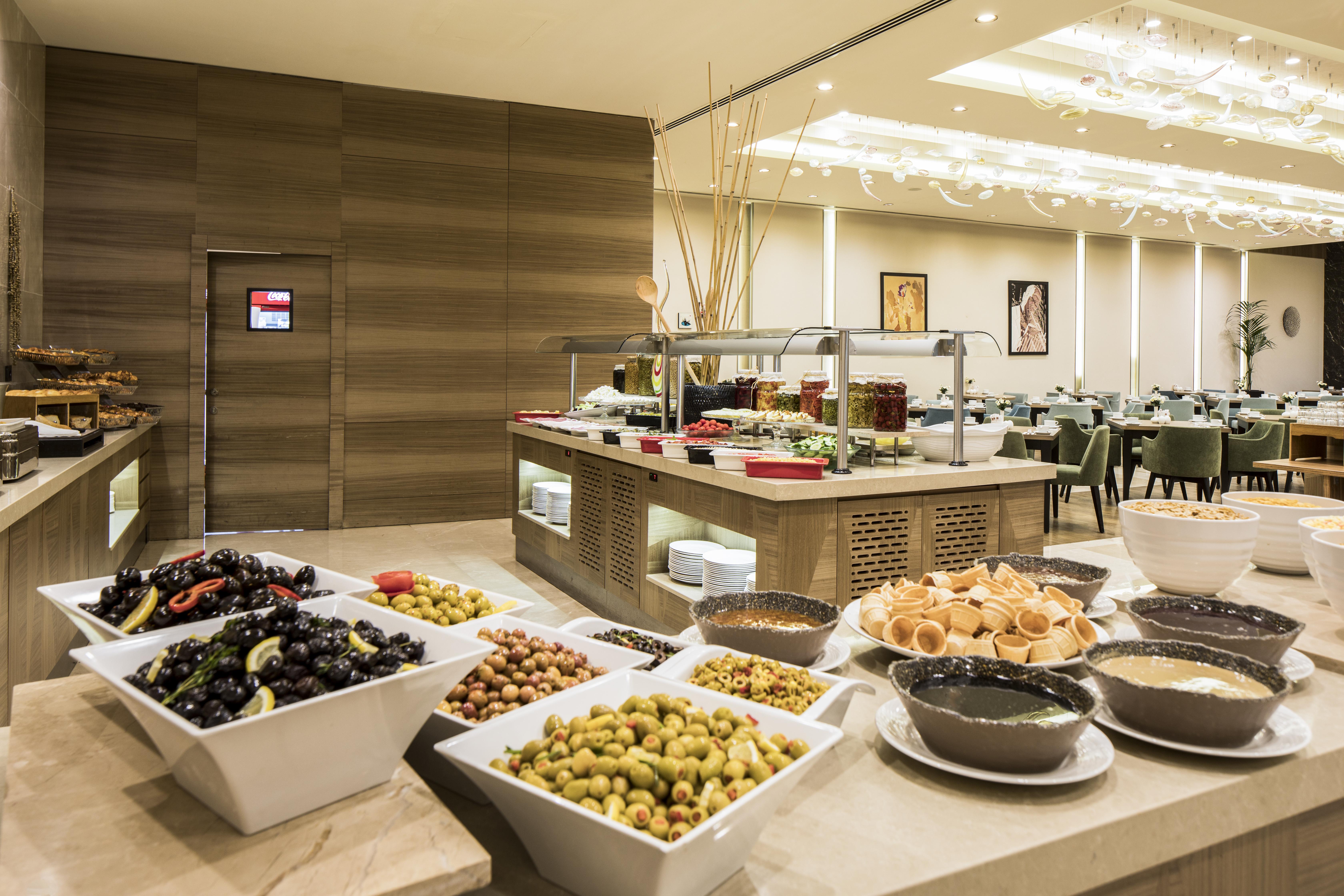 Clarion Hotel Golden Horn Istanbul Bagian luar foto A buffet at a hotel