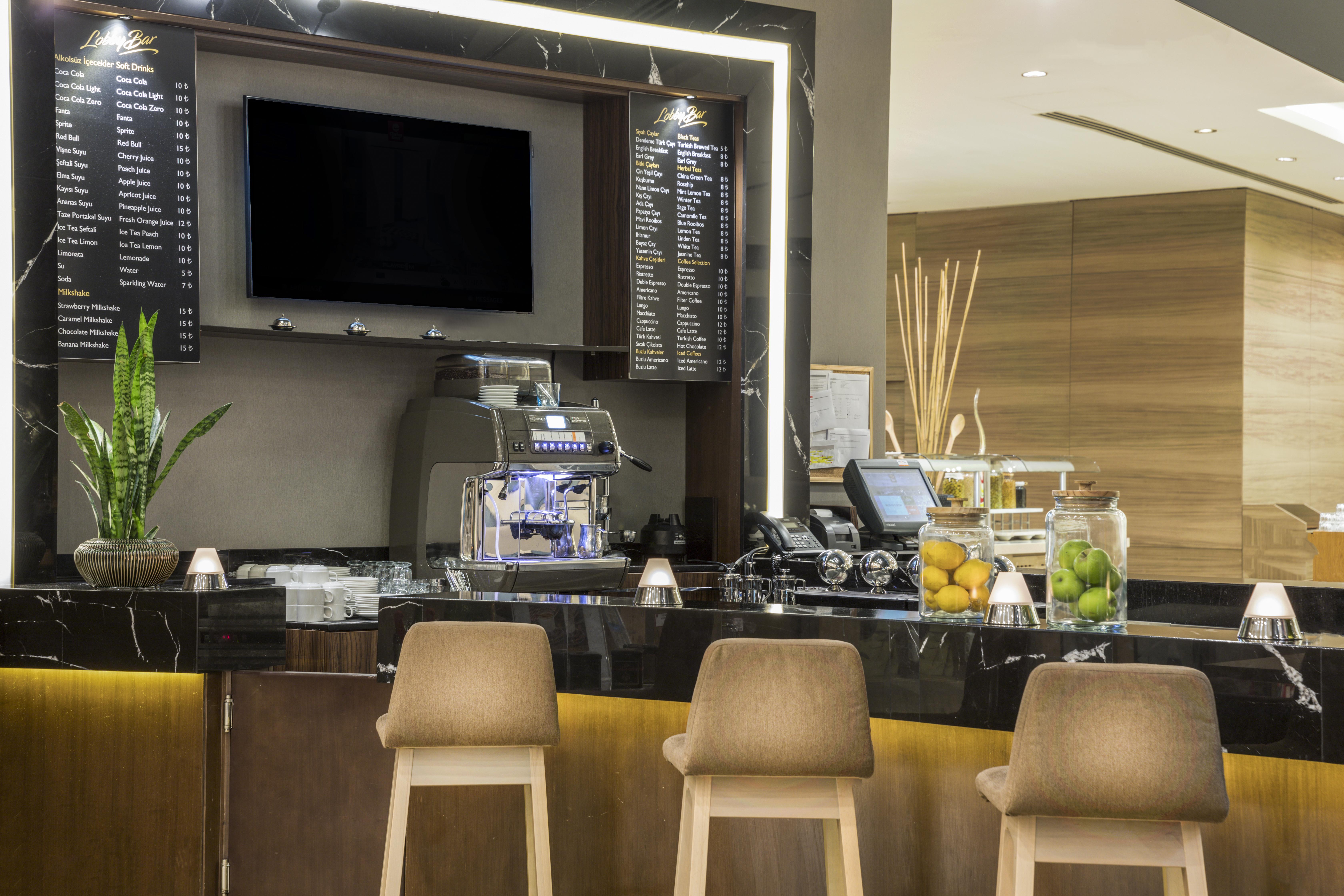 Clarion Hotel Golden Horn Istanbul Bagian luar foto A coffee bar in a hotel