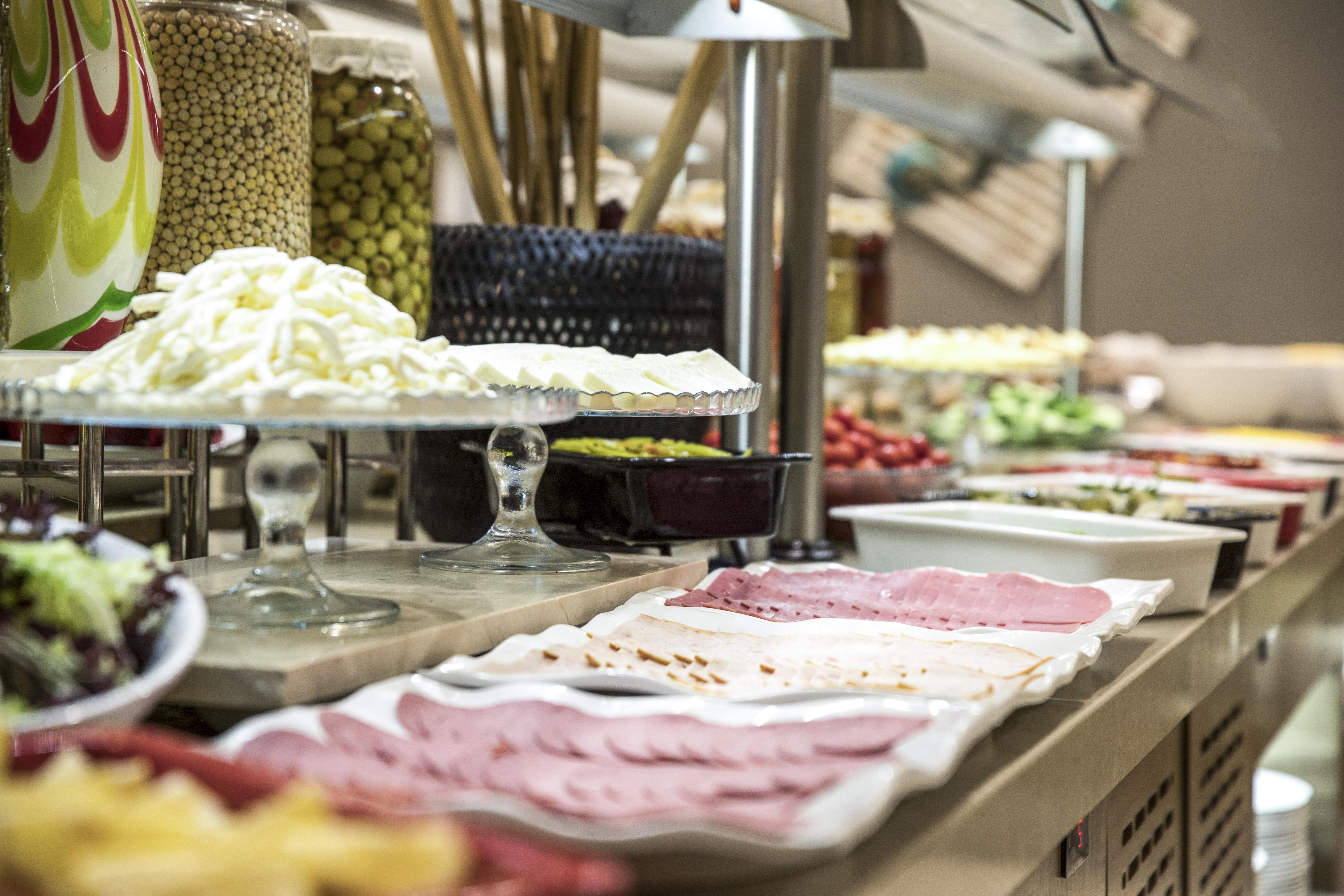 Clarion Hotel Golden Horn Istanbul Bagian luar foto A buffet at a hotel