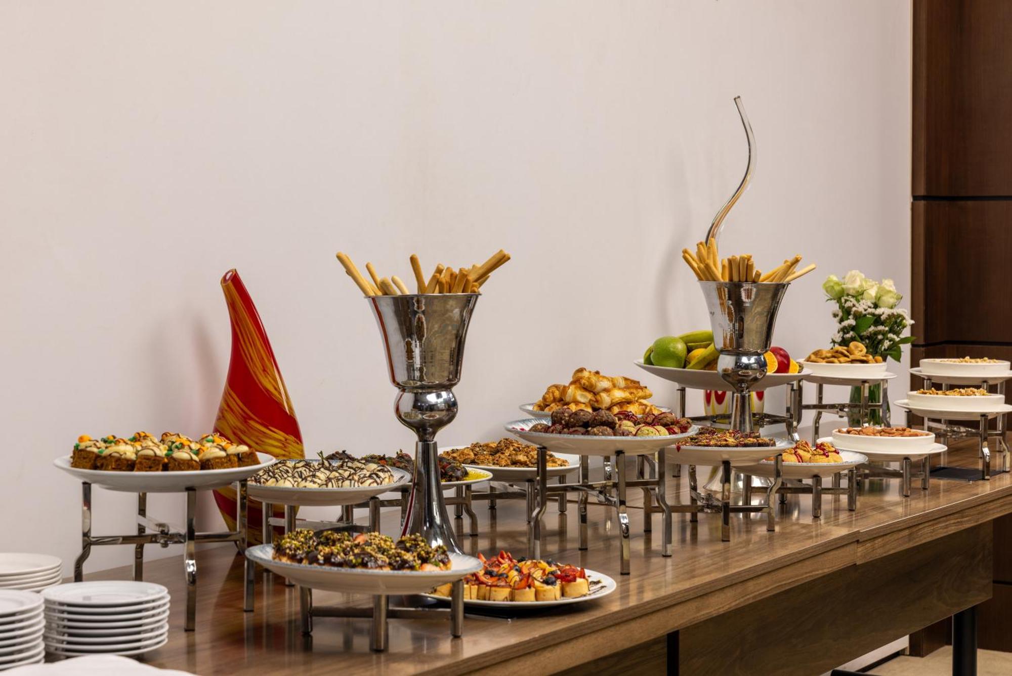 Clarion Hotel Golden Horn Istanbul Bagian luar foto A buffet