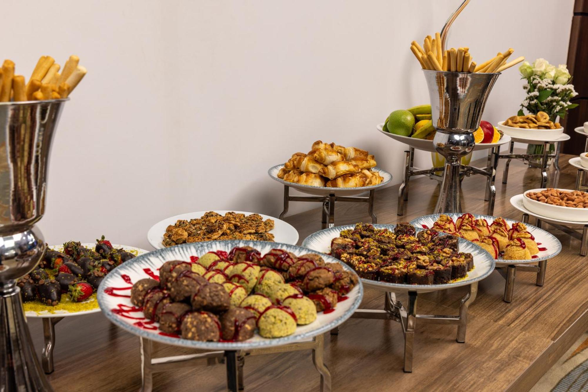 Clarion Hotel Golden Horn Istanbul Bagian luar foto A selection of Israeli desserts