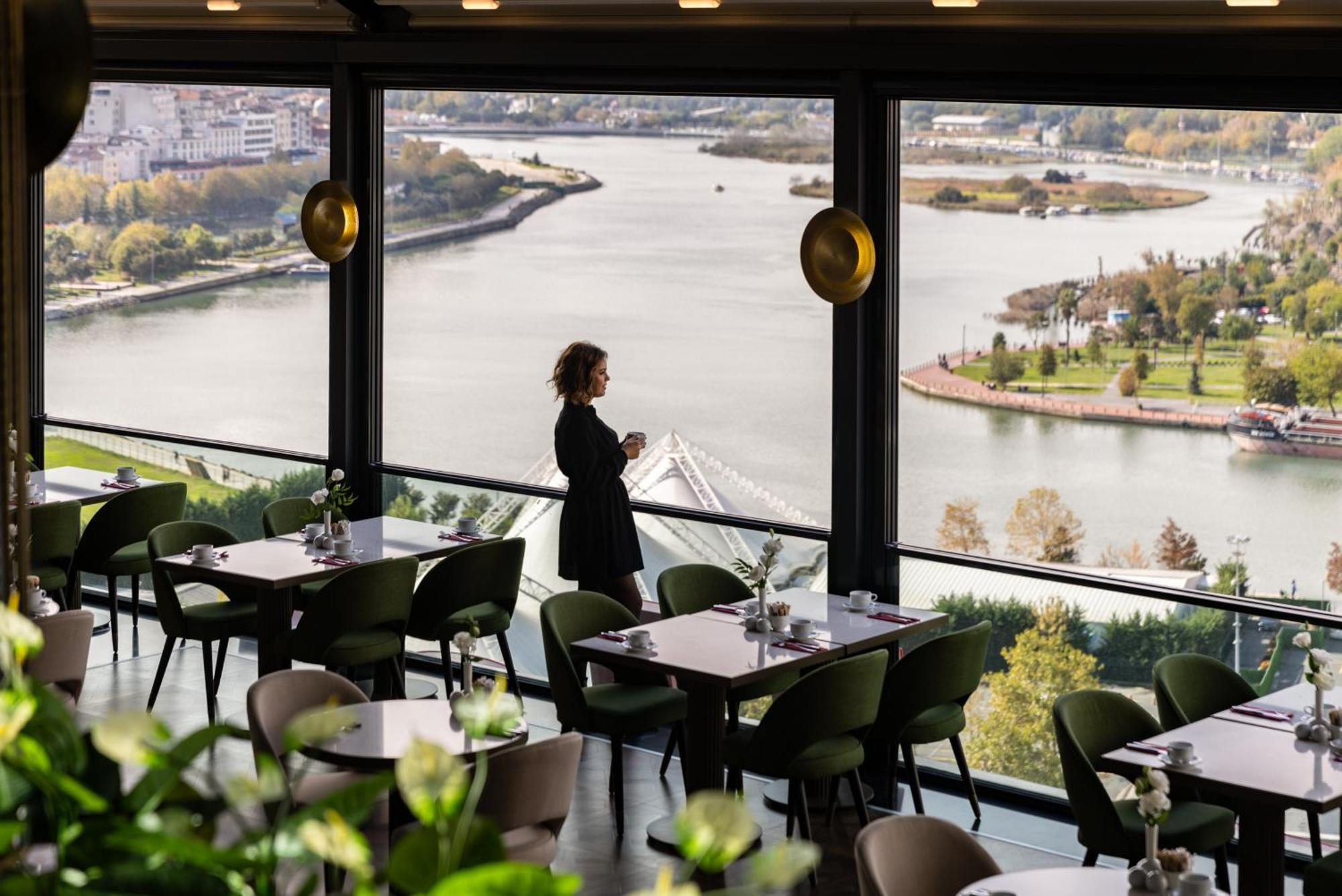 Clarion Hotel Golden Horn Istanbul Bagian luar foto The River Restaurant