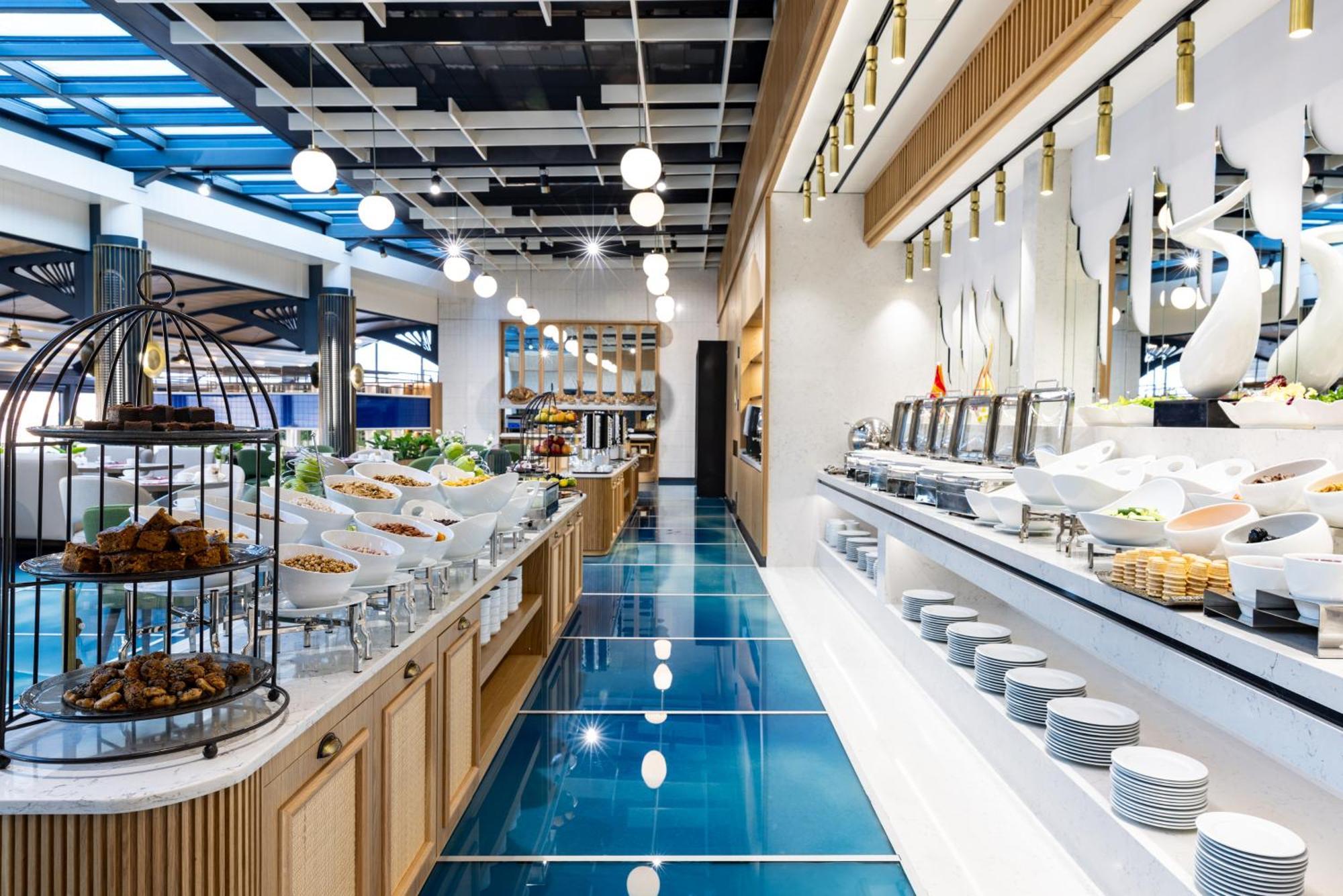 Clarion Hotel Golden Horn Istanbul Bagian luar foto The buffet at the lounge