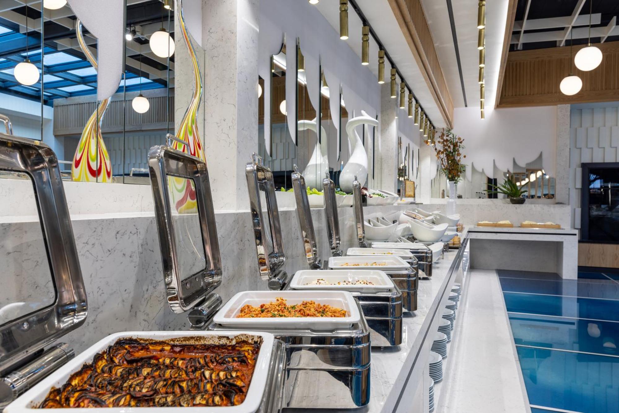 Clarion Hotel Golden Horn Istanbul Bagian luar foto A buffet at a restaurant