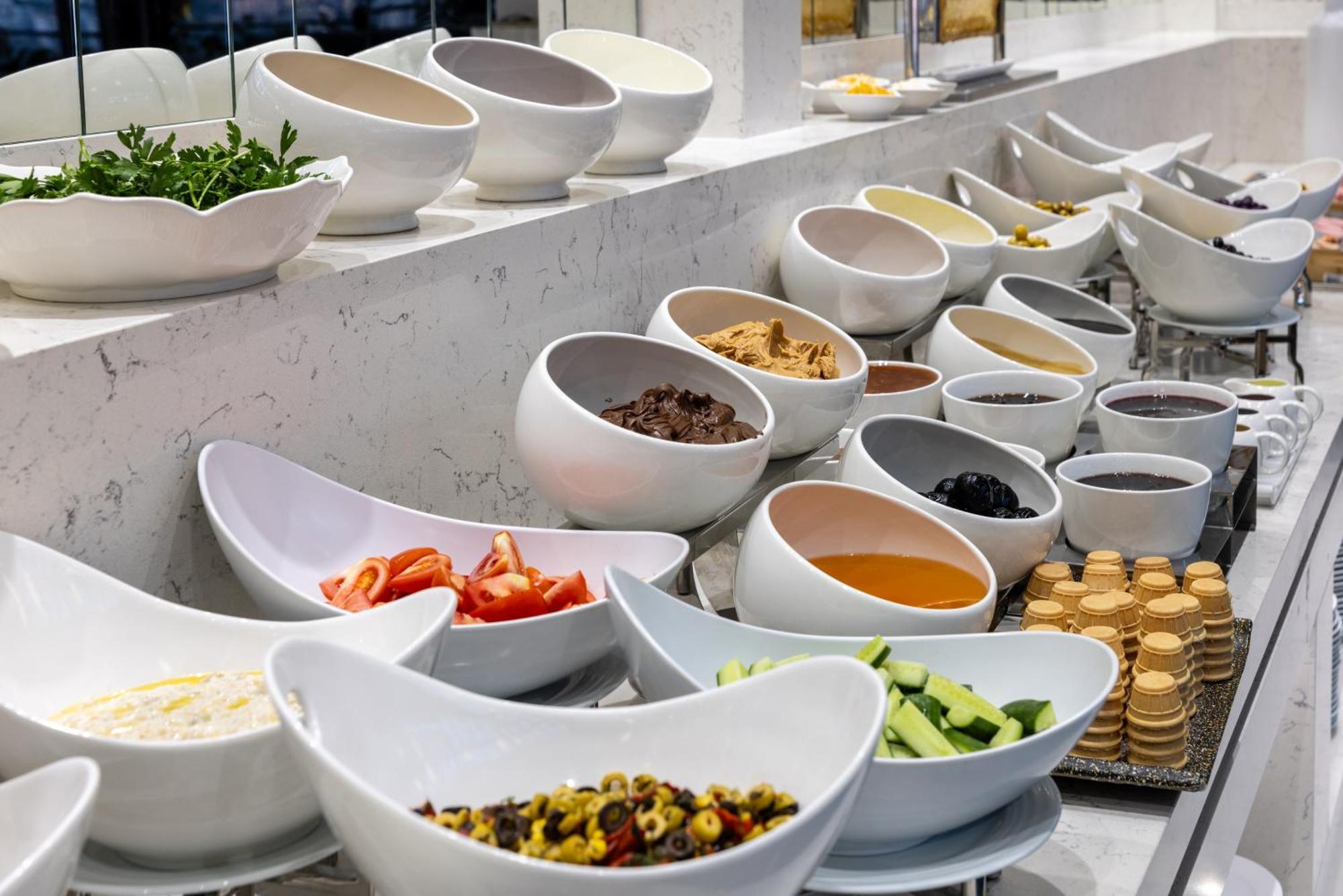 Clarion Hotel Golden Horn Istanbul Bagian luar foto A salad bar