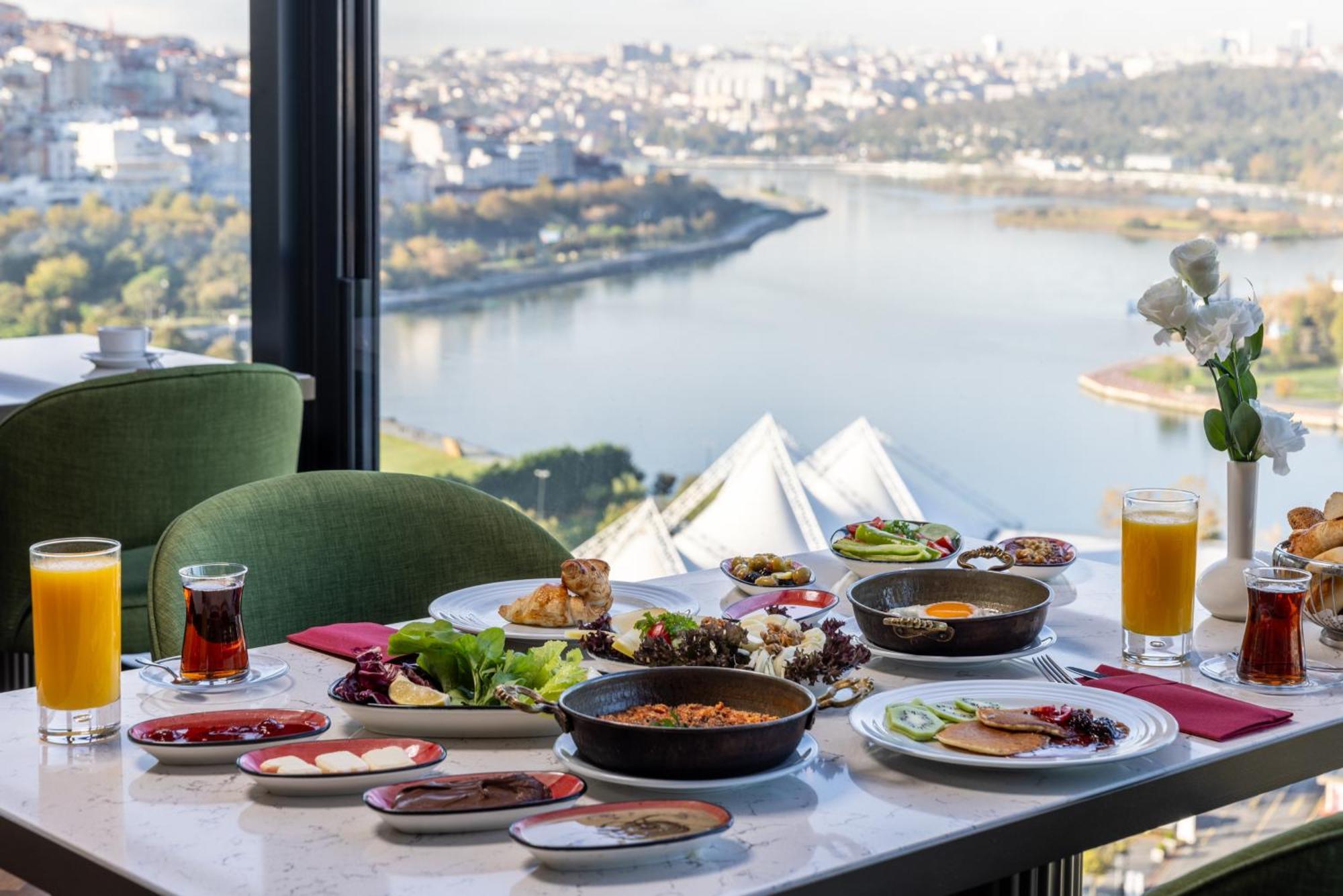 Clarion Hotel Golden Horn Istanbul Bagian luar foto Breakfast at the hotel