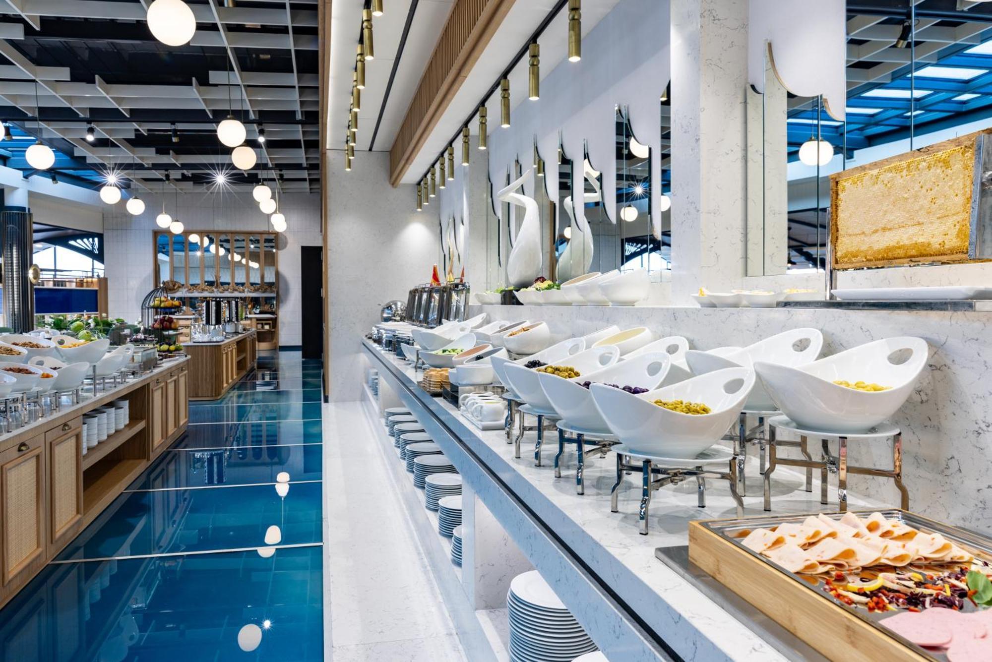 Clarion Hotel Golden Horn Istanbul Bagian luar foto The buffet at the lounge