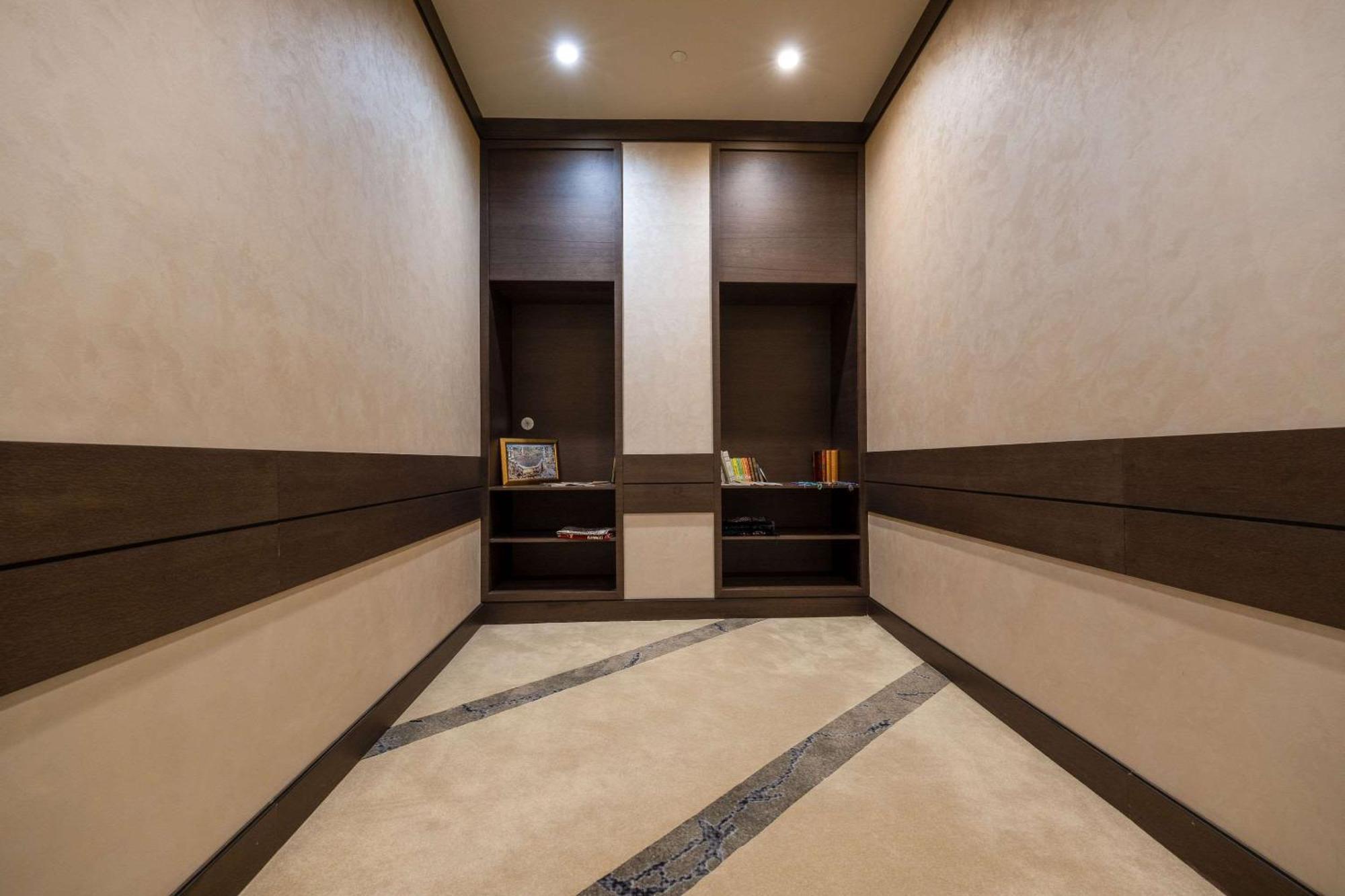 Clarion Hotel Golden Horn Istanbul Bagian luar foto Interior of the elevator