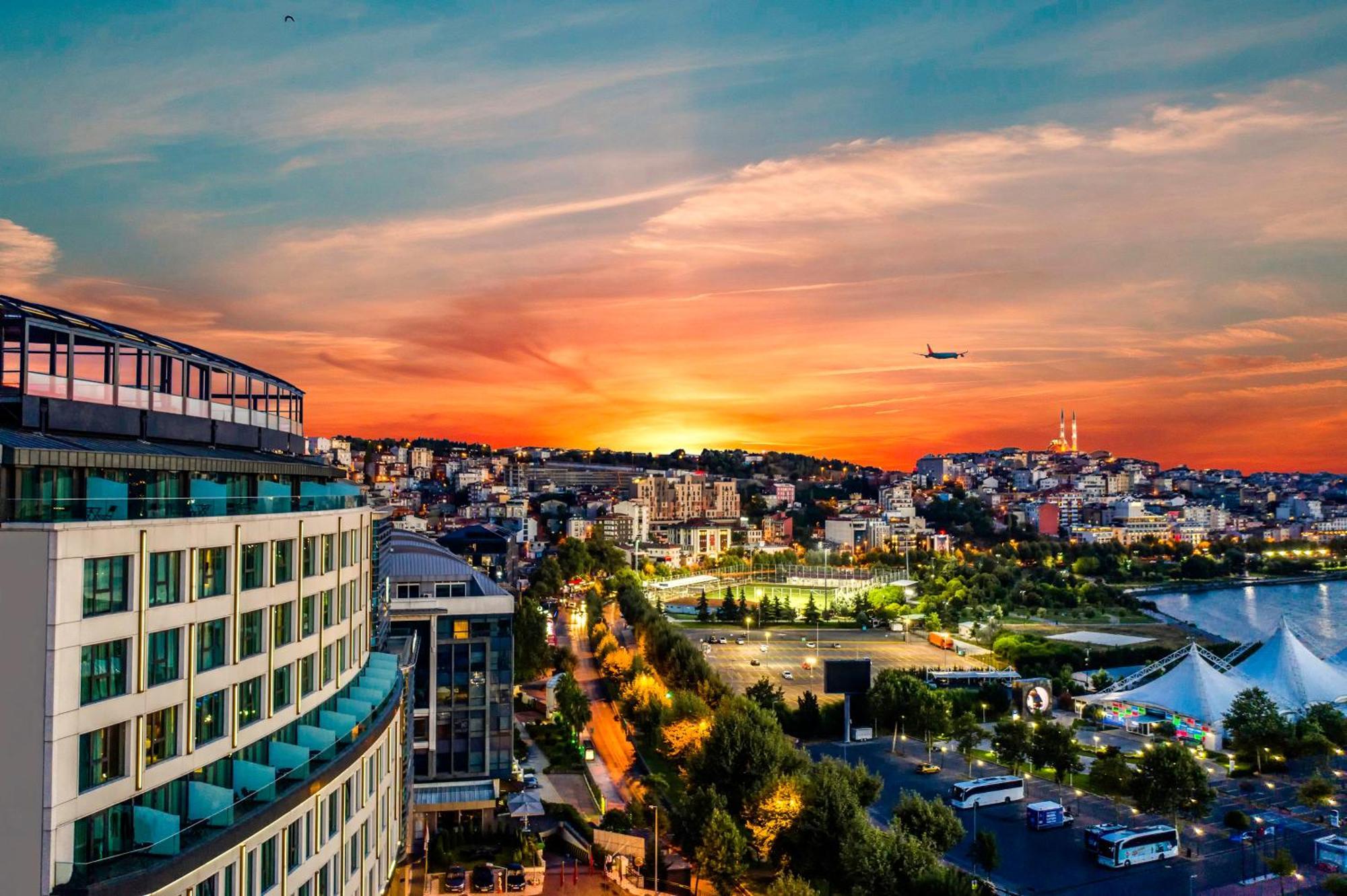 Clarion Hotel Golden Horn Istanbul Bagian luar foto Sunset over the city
